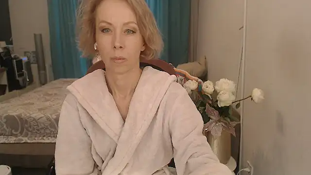 Snapshot of LuxuryNika chatting on May 14, 3:19 pm LuxuryNika online show from May 14, 3:19 pm