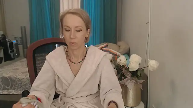 Snapshot of LuxuryNika chatting on May 15, 1:29 pm LuxuryNika online show from May 15, 1:29 pm