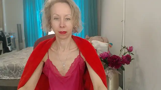 Snapshot of LuxuryNika chatting on June 1, 8:05 am LuxuryNika online show from June 1, 8:05 am