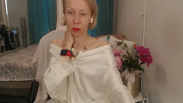 Snapshot of LuxuryNika chatting on June 10, 2:49 pm LuxuryNika online show from June 10, 2:49 pm
