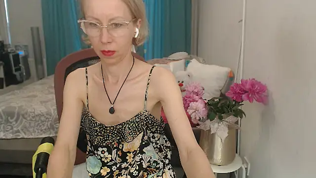 Snapshot of LuxuryNika chatting on June 11, 4:05 pm LuxuryNika online show from June 11, 4:05 pm