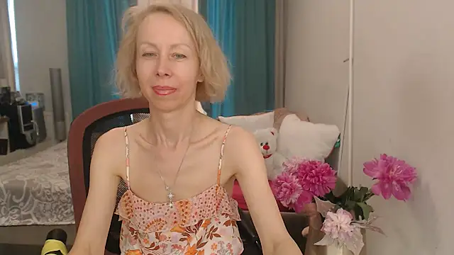 Snapshot of LuxuryNika chatting on June 12, 2:05 pm LuxuryNika online show from June 12, 2:05 pm