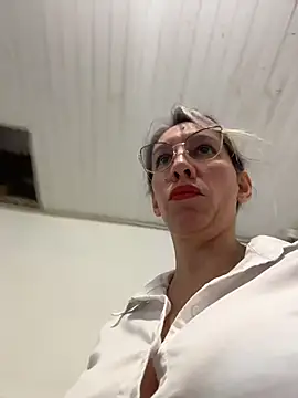 Gatitacarlita online show from June 11, 5:00 pm