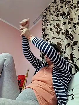 Snapshot of IsabelleCraft chatting on March 6, 7:03 am IsabelleCraft online show from March 6, 7:03 am