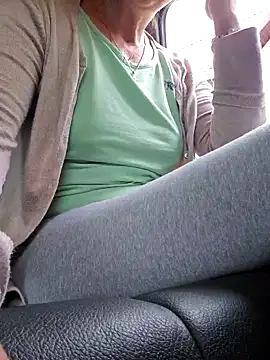 Snapshot of IsabelleCraft chatting on September 12, 8:36 am IsabelleCraft online show from September 12, 8:36 am