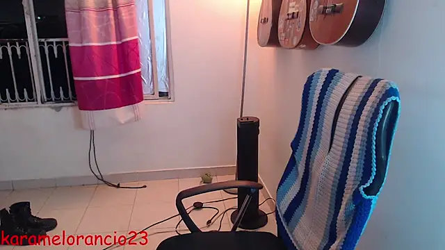 Snapshot of Smoke_trip_Alicia chatting on October 4, 3:37 am Smoke trip Alicia online show from October 4, 3:37 am