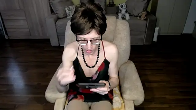 Snapshot of clementine chatting on April 7, 7:42 am clementine online show from April 7, 7:42 am