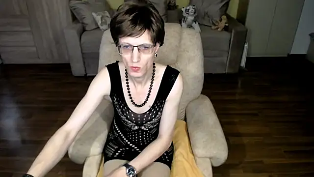 Snapshot of clementine chatting on April 11, 7:56 am clementine online show from April 11, 7:56 am