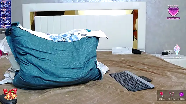 Snapshot of FlirtDeea chatting on November 22, 3:49 am FlirtDeea online show from November 22, 3:49 am