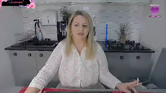 erikaerika online show from January 10, 7:43 am