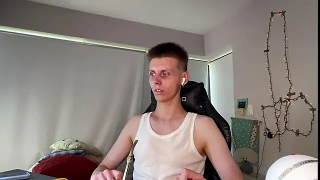 Snapshot of vladdymeow chatting on December 29, 3:24 pm vladdymeow online show from December 29, 3:24 pm