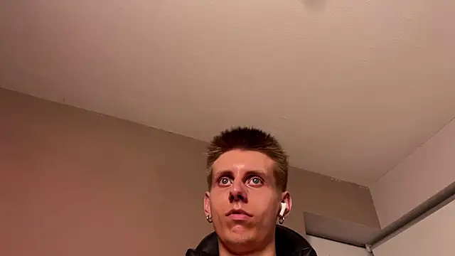 Snapshot of vladdymeow chatting on January 16, 1:27 am vladdymeow online show from January 16, 1:27 am