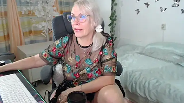 Ghertrude52 online show from June 15, 4:36 am