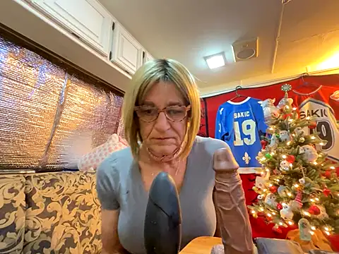 Snapshot of MichaelaGurl chatting on December 4, 6:33 am MichaelaGurl online show from December 4, 6:33 am