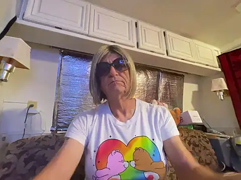 Snapshot of MichaelaGurl chatting on December 7, 7:49 am MichaelaGurl online show from December 7, 7:49 am