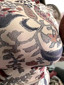 Snapshot of emma_tour chatting on November 15, 1:40 pm emma tour online show from November 15, 1:40 pm