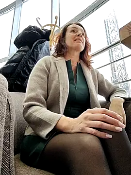 Snapshot of EvaXOAir chatting on December 3, 6:43 am EvaXOAir online show from December 3, 6:43 am