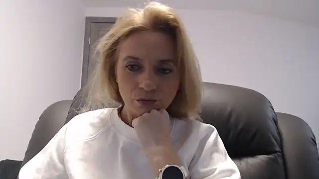 Snapshot of MysticCreature chatting on January 6, 5:19 am MysticCreature online show from January 6, 5:19 am