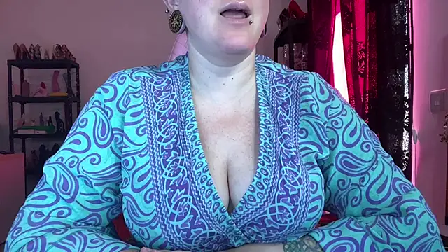 Snapshot of kisicaxx chatting on July 8, 7:35 am kisicaxx online show from July 8, 7:35 am