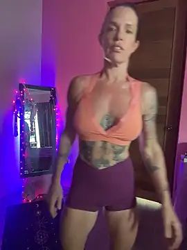 Snapshot of mommyselenafit_ chatting on June 1, 12:45 am mommyselenafit online show from June 1, 12:45 am