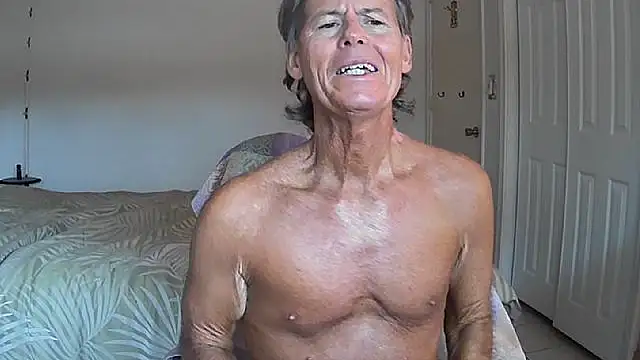 Snapshot of nakeedcowboi65 chatting on May 30, 10:18 pm nakeedcowboi65 online show from May 30, 10:18 pm