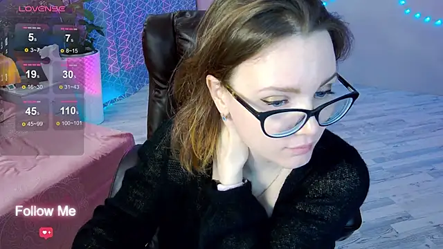 Snapshot of AngelaWhiti chatting on February 10, 6:35 pm AngelaWhiti online show from February 10, 6:35 pm