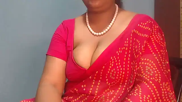 Snapshot of naughtyboobs38dd chatting on May 23, 5:45 am naughtyboobs38dd online show from May 23, 5:45 am