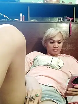 Snapshot of QueenSoreal chatting on June 23, 5:49 am QueenSoreal online show from June 23, 5:49 am