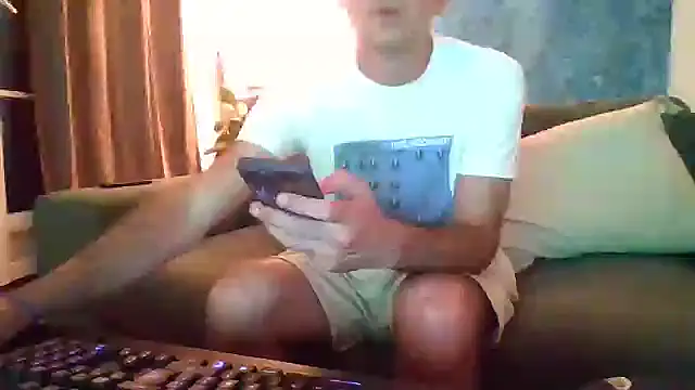 Snapshot of verylargecock chatting on September 19, 11:05 pm verylargecock online show from September 19, 11:05 pm