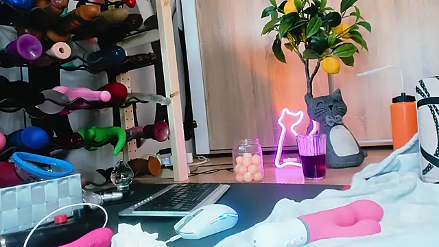 Snapshot of Anal_Queen_Mona chatting on December 12, 9:04 pm Anal Queen Mona online show from December 12, 9:04 pm