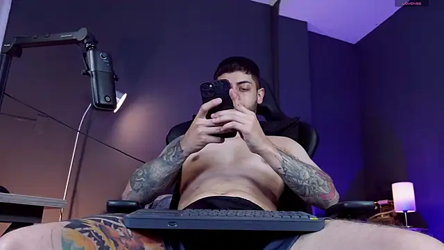 Snapshot of alessandro_duty chatting on October 30, 12:01 am alessandro duty online show from October 30, 12:01 am