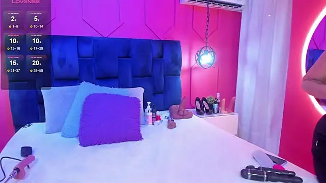 Snapshot of chantall1375 chatting on December 3, 11:30 am chantall1375 online show from December 3, 11:30 am