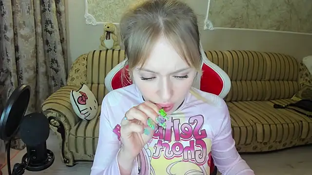 Snapshot of ElinOceanX chatting on December 7, 7:43 pm ElinOceanX online show from December 7, 7:43 pm