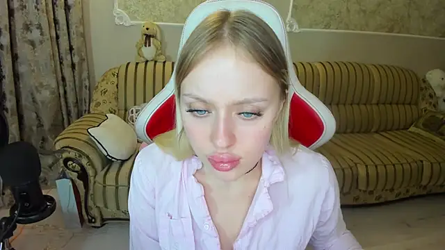Snapshot of ElinOceanX chatting on December 8, 3:02 pm ElinOceanX online show from December 8, 3:02 pm