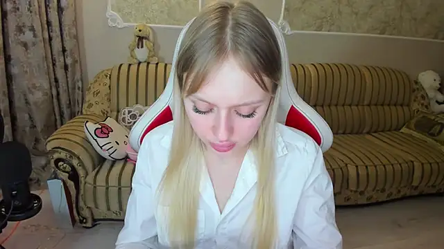Snapshot of ElinOceanX chatting on December 8, 6:39 pm ElinOceanX online show from December 8, 6:39 pm