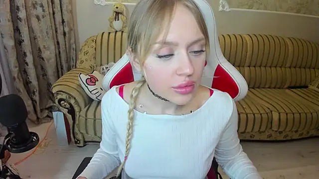 Snapshot of ElinOceanX chatting on December 13, 7:53 pm ElinOceanX online show from December 13, 7:53 pm