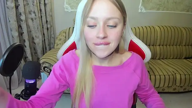 Snapshot of ElinOceanX chatting on December 15, 6:59 pm ElinOceanX online show from December 15, 6:59 pm