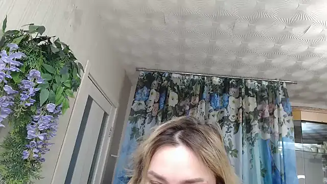 Snapshot of Mika_Passion chatting on December 15, 7:12 am Mika Passion online show from December 15, 7:12 am