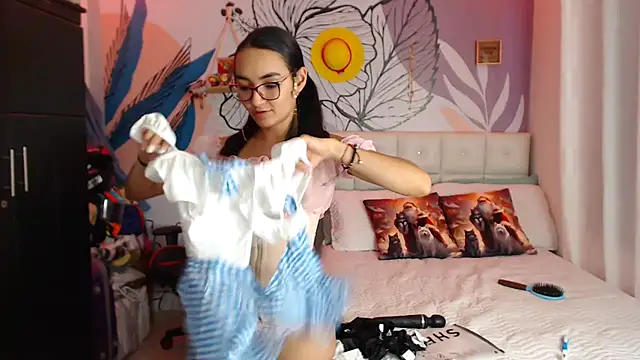 LinzyBaner online show from December 17, 12:56 am