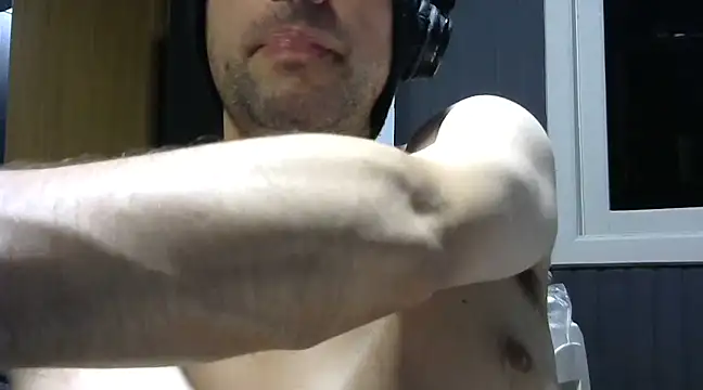 Snapshot of gauchors20 chatting on March 12, 2:52 am gauchors20 online show from March 12, 2:52 am