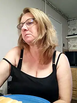 Snapshot of Elza01 chatting on October 17, 6:27 am Elza01 online show from October 17, 6:27 am