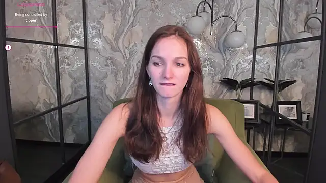 Snapshot of MirandaGlow chatting on February 6, 8:50 am MirandaGlow online show from February 6, 8:50 am