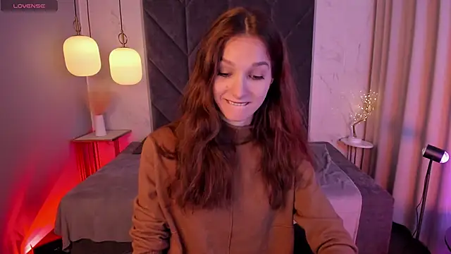 Snapshot of MirandaGlow chatting on December 14, 5:46 am MirandaGlow online show from December 14, 5:46 am