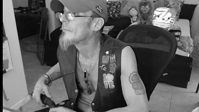 Snapshot of mycock2474u chatting on February 20, 3:34 am mycock2474u online show from February 20, 3:34 am