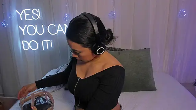 Snapshot of carolgaita chatting on February 8, 11:33 am carolgaita online show from February 8, 11:33 am