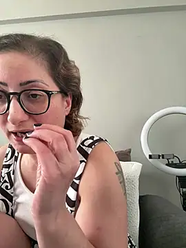 Snapshot of bisexyelizz chatting on March 23, 7:09 am bisexyelizz online show from March 23, 7:09 am