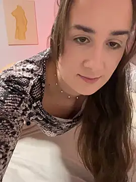Snapshot of EllaMae chatting on December 19, 10:21 pm EllaMae online show from December 19, 10:21 pm