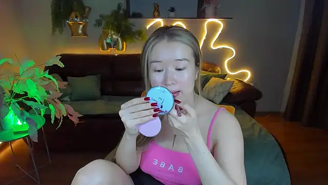 Snapshot of PollyOcean chatting on February 1, 9:54 am PollyOcean online show from February 1, 9:54 am