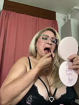 Snapshot of x_elena_x chatting on May 28, 8:22 am x elena x online show from May 28, 8:22 am
