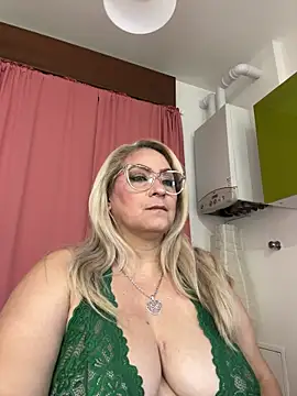 Snapshot of x_elena_x chatting on June 11, 8:45 am x elena x online show from June 11, 8:45 am